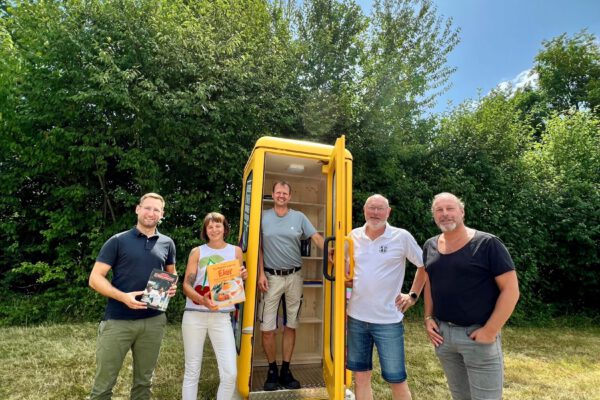 PM 133 Bücherzelle für Scheuerhof moll schweikl salzinger huber augenstein Andreas Huber vom SV Wacker e.V. (v.l.), Christian Moll als Leiterin der Stadtbibliothek, Stadt-Schreiner Markus Salzinger, Bücherzellen-Pate Robert Augenstein und Bauhofleiter Peter Schweikl bei der Bücherzelle in Scheuerhof. Fotocredit: Stadt Burghausen / Königseder