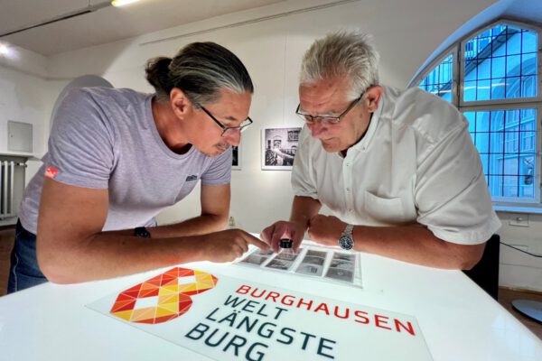 Zweiter Bürgermeister Norbert Stranzinger in der Ausstellung mit dem Fotografen Daniel Mittermeier aus München. Er Negative mitgebracht, die mit einer Lupe anzuschauen sind. Fotocredit: Stadt Burghausen / Königseder Zweiter Bürgermeister Norbert Stranzinger in der Ausstellung mit dem Fotografen Daniel Mittermeier aus München. Er Negative mitgebracht, die mit einer Lupe anzuschauen sind. Fotocredit: Stadt Burghausen / Königseder