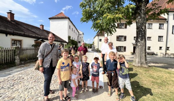 Stellv. Einrichtungsleiter Maximilian Weiß (v.l.), Einrichtungsleiterin St. Konrad Kita Claudia Pronold, Burgverwalter Heinz Donner, Zweiter Bürgermeister Norbert Stranzinger und Museumsreferentin Dr. Tanja Kohwagner mit Burghauser Kindern, die mitgemalt haben. Tanja Kohwagner hat die Führungen in der Hedwigskapelle gemacht. Fotocredit: Stadt Burghausen / Königseder
