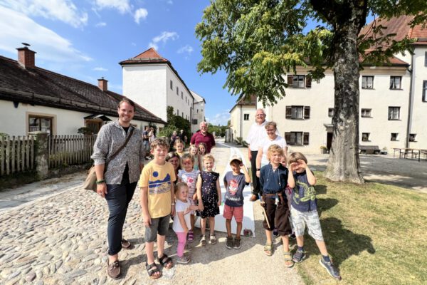 Stellv. Einrichtungsleiter Maximilian Weiß (v.l.), Einrichtungsleiterin St. Konrad Kita Claudia Pronold, Burgverwalter Heinz Donner, Zweiter Bürgermeister Norbert Stranzinger und Museumsreferentin Dr. Tanja Kohwagner mit Burghauser Kindern, die mitgemalt haben. Tanja Kohwagner hat die Führungen in der Hedwigskapelle gemacht. Fotocredit: Stadt Burghausen / Königseder Stellv. Einrichtungsleiter Maximilian Weiß (v.l.), Einrichtungsleiterin St. Konrad Kita Claudia Pronold, Burgverwalter Heinz Donner, Zweiter Bürgermeister Norbert Stranzinger und Museumsreferentin Dr. Tanja Kohwagner mit Burghauser Kindern, die mitgemalt haben. Tanja Kohwagner hat die Führungen in der Hedwigskapelle gemacht. Fotocredit: Stadt Burghausen / Königseder