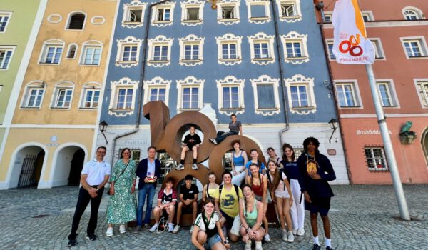 Ein derzeit sehr beliebtes Fotomotiv die 1000 zum Festjahr: Erster Bürgermeister Florian Schneider empfing die Schülergruppe aus Dexter (USA) im Rathaus. Begleitet wurde die Gruppe durch Lehrerin Esther Biber vom Burghauser Aventinus Gymnasium und dem amerikanischen Lehrer Craig McCalla. Fotocredit: Stadt Burghausen / Königseder