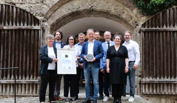 Foto: Corinna Ulbert-Wild (ehemalige Mitarbeiterin Stadtmuseum) (v.l.), Robin von Taeuffenbach (Stadtmuseum), Eva Gilch (Leitung Stadtmuseum bis 1. Juli 2025), Markus Muckenschnabl (Gestalter Atelier & Friends), Erster Bürgermeister Florian Schneider, Patrick Charell (Museumsleitung seit 01.07.2025), Markus Pühringer (Geschäftsführer Atelier & Friends), Veronika Meierhofer (Gestalterin Atelier & Friends), Rainer Blöchinger (Innenarchitekt Atelier & Friends) Fotocredit: Nixdorf Fotografie