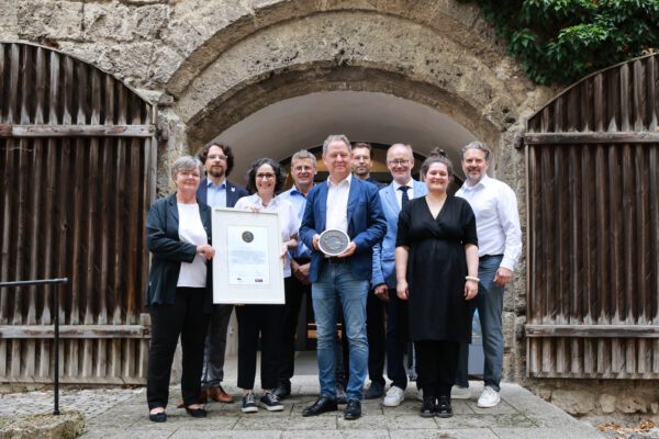 PM 148 Feierstunde für den Museumspreis im Stadtmuseum auf der Burg Burghausen Foto: Corinna Ulbert-Wild (ehemalige Mitarbeiterin Stadtmuseum) (v.l.), Robin von Taeuffenbach (Stadtmuseum), Eva Gilch (Leitung Stadtmuseum bis 1. Juli 2025), Markus Muckenschnabl (Gestalter Atelier & Friends), Erster Bürgermeister Florian Schneider, Patrick Charell (Museumsleitung seit 01.07.2025), Markus Pühringer (Geschäftsführer Atelier & Friends), Veronika Meierhofer (Gestalterin Atelier & Friends), Rainer Blöchinger (Innenarchitekt Atelier & Friends) Fotocredit: Nixdorf Fotografie