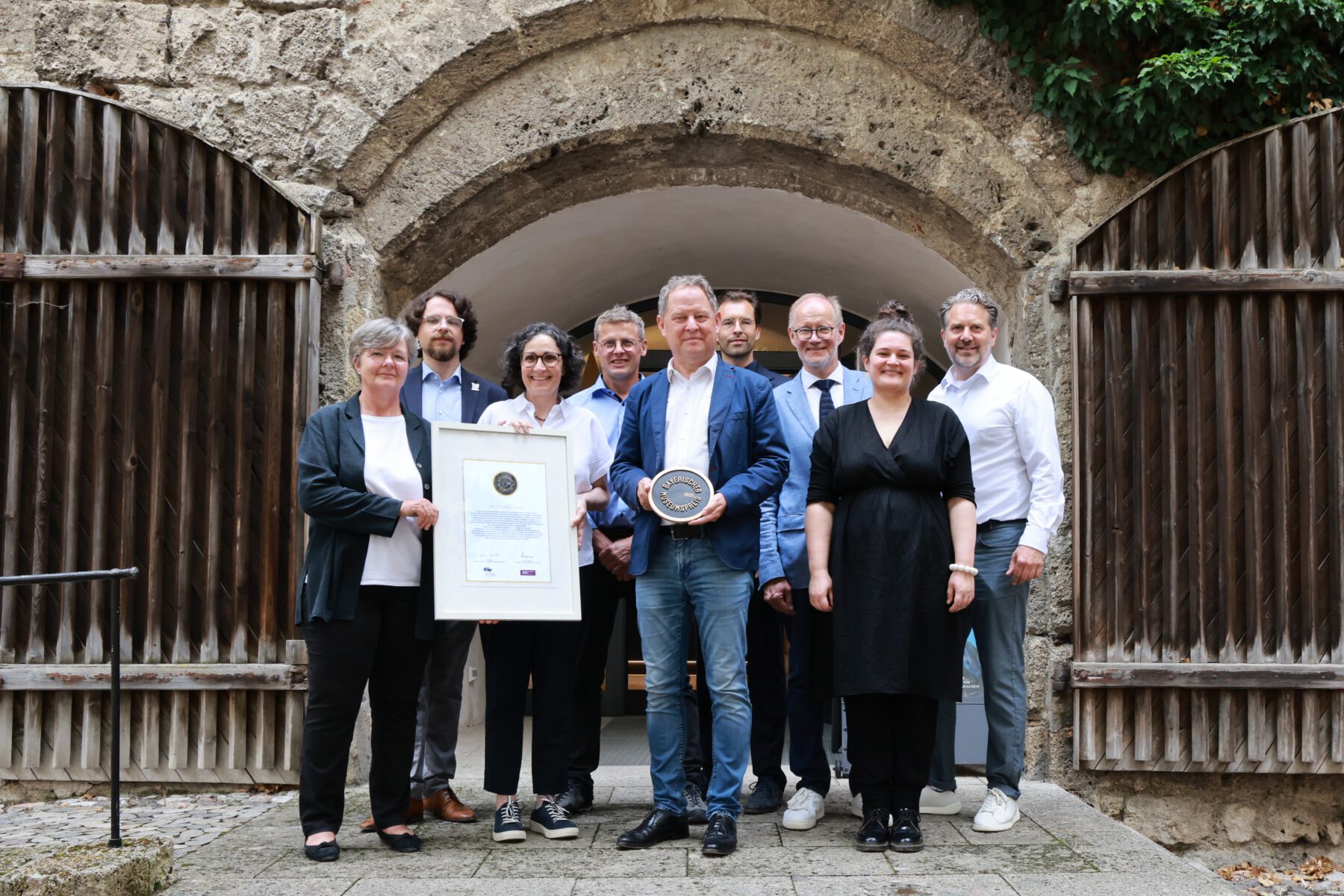 Foto: Corinna Ulbert-Wild (ehemalige Mitarbeiterin Stadtmuseum) (v.l.), Robin von Taeuffenbach (Stadtmuseum), Eva Gilch (Leitung Stadtmuseum bis 1. Juli 2025), Markus Muckenschnabl (Gestalter Atelier & Friends), Erster Bürgermeister Florian Schneider, Patrick Charell (Museumsleitung seit 01.07.2025), Markus Pühringer (Geschäftsführer Atelier & Friends), Veronika Meierhofer (Gestalterin Atelier & Friends), Rainer Blöchinger (Innenarchitekt Atelier & Friends) Fotocredit: Nixdorf Fotografie