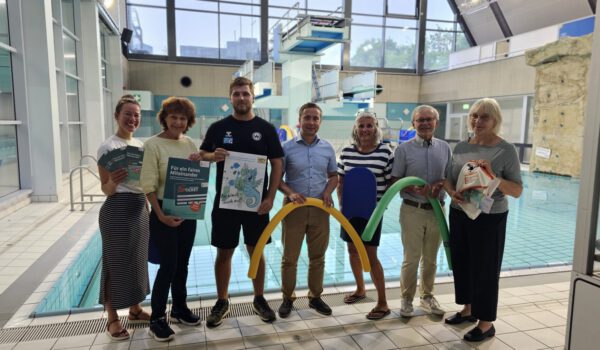 Christine Auberger ( Haus der Familie) (v.l.), Sabine Bachmeier ( Sozialreferentin), Philipp Hoffmann (Kindersportschule SV Wacker), Stefan Sajdak (Bäderleitung), Beate Englisch (Frauen-Schwimmkurs), Norbert Englisch (Schulreferent) und Doris Graf (Familienreferentin) schaffen beste Voraussetzungen zum Schwimmen lernen in Burghausen. Fotocredit: Stadt Burghausen/Duscher
