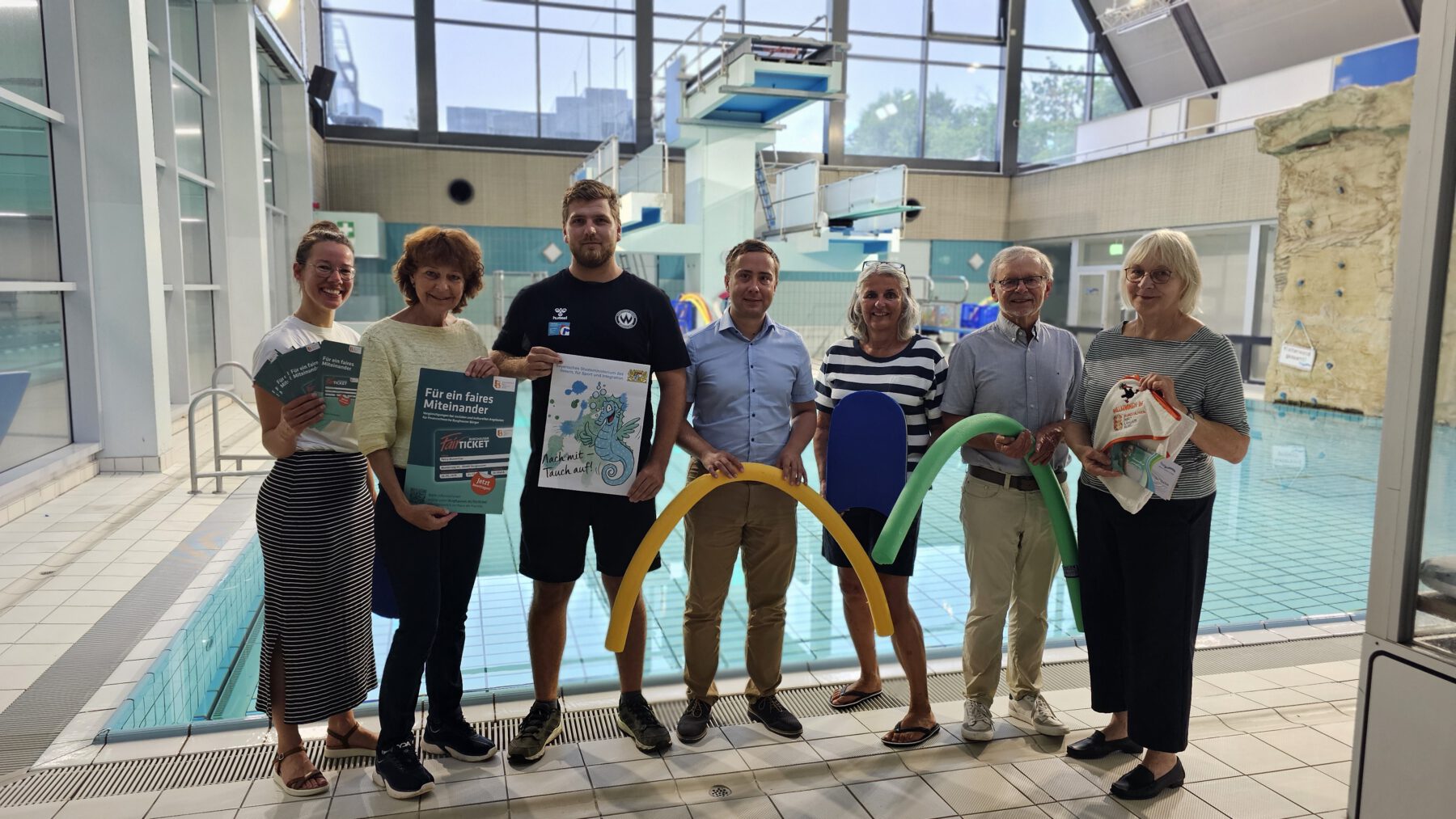 Christine Auberger ( Haus der Familie) (v.l.), Sabine Bachmeier ( Sozialreferentin), Philipp Hoffmann (Kindersportschule SV Wacker), Stefan Sajdak (Bäderleitung), Beate Englisch (Frauen-Schwimmkurs), Norbert Englisch (Schulreferent) und Doris Graf (Familienreferentin) schaffen beste Voraussetzungen zum Schwimmen lernen in Burghausen. Fotocredit: Stadt Burghausen/Duscher