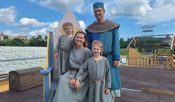 Pause auf dem selbstgezimmerten Thron: Familie Winklbauer gehört von Beginn an zu den circa 600 ehrenamtlich Mitwirkenden des Freilicht-Festspiels „Helmbrecht 2025“ Fotocredit: Stadt Burghausen / sast