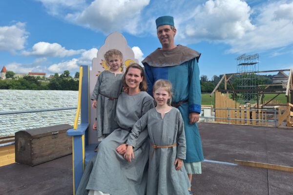 Pause auf dem selbstgezimmerten Thron: Familie Winklbauer gehört von Beginn an zu den circa 600 ehrenamtlich Mitwirkenden des Freilicht-Festspiels „Helmbrecht 2025“ Fotocredit: Stadt Burghausen / sast