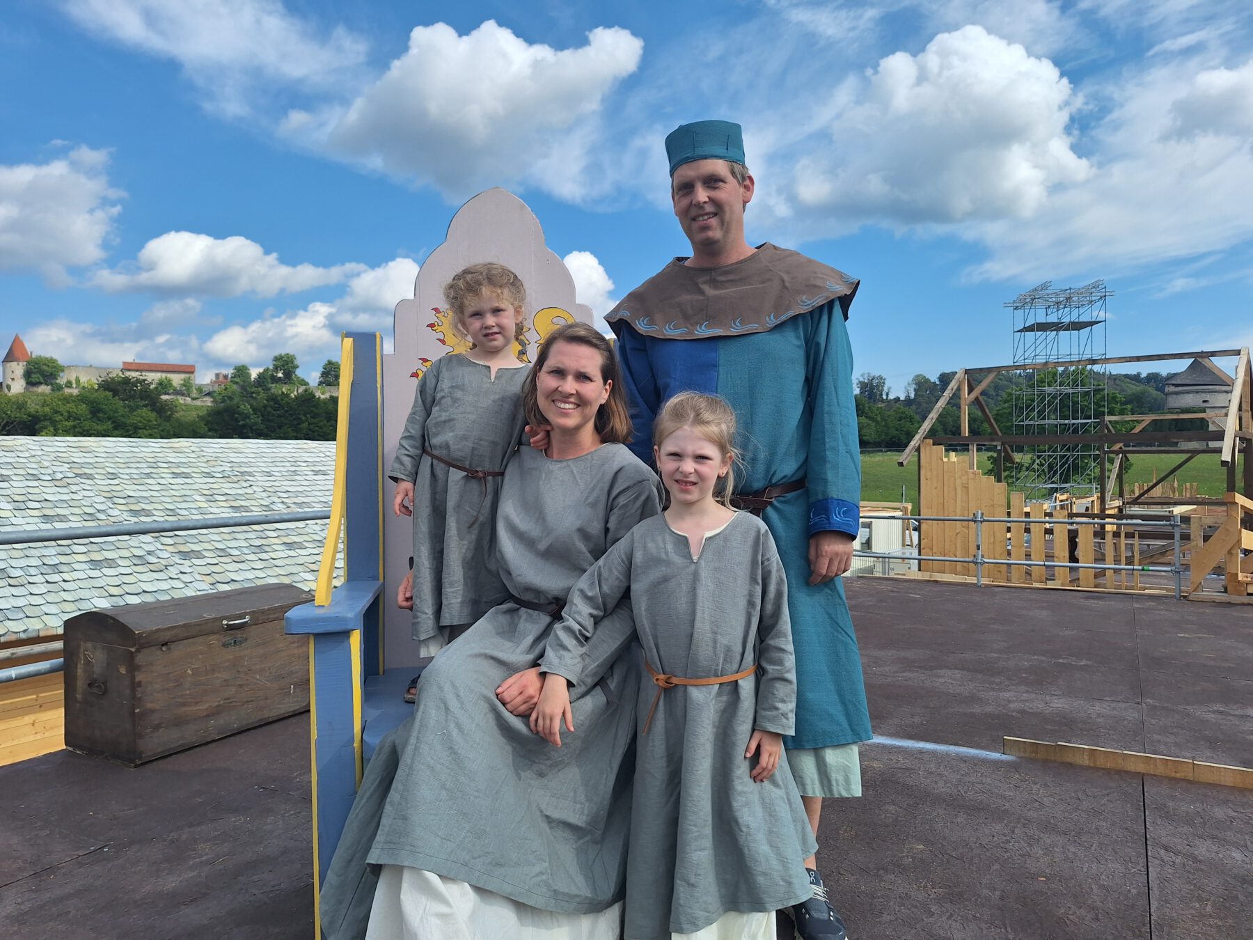 Pause auf dem selbstgezimmerten Thron: Familie Winklbauer gehört von Beginn an zu den circa 600 ehrenamtlich Mitwirkenden des Freilicht-Festspiels „Helmbrecht 2025“ Fotocredit: Stadt Burghausen / sast