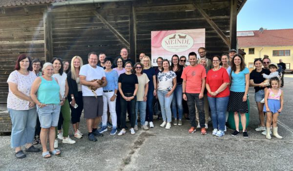 Gruppenbild: Ein Teil der Besuchstruppe von der Stadtverwaltung Burghausen vor dem Hühnerstall in Silmoning mit Blick auf Marienberg. Die Kolleginnen und Kollegen der Stadt Burghausen haben sich herzlich bei Georg Meindl und seiner Familie für die großzügige Einladung mit Speis und Trank sowie der lehrreichen Führungen bedankt. Fotocredit: Stadt Burghausen / köx