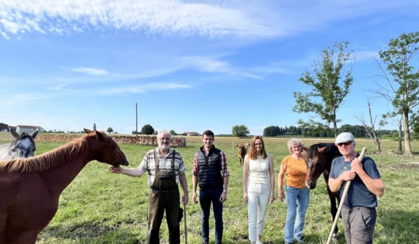 Auf der Büffel-Rinder-Pferde-Weide in Burghausen am Lehner-Hof Josef Weindl (v.l.), Stefan Bergmann vom Pferdehof Bergmann (Pirach), Luise Weindl sowie Matthias Reisaus vom Der Reiserer aus Oberneukirchen. Die Wasserbüffel haben erste Tümpel geschaffen. Dort treffen sich auch die anderen Mitbewohner auf der Weide zum Trinken. Auch Vögel und Insekten werden angezogen. Fotocredit: Stadt Burghausen / Königseder