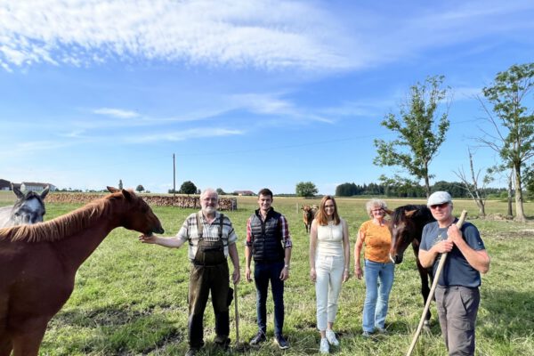 Auf der Büffel-Rinder-Pferde-Weide in Burghausen am Lehner-Hof Josef Weindl (v.l.), Stefan Bergmann vom Pferdehof Bergmann (Pirach), Luise Weindl sowie Matthias Reisaus vom Der Reiserer aus Oberneukirchen. Die Wasserbüffel haben erste Tümpel geschaffen. Dort treffen sich auch die anderen Mitbewohner auf der Weide zum Trinken. Auch Vögel und Insekten werden angezogen. Fotocredit: Stadt Burghausen / Königseder
