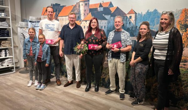 Von links nach rechts: Andreas Scharinger (Gewinner des 1. Preises), Johannes Mayer (Werbering Vorstandschaft und Mode Mayer) Alina Schmid (Gewinnerin des 2. Preises), Günter Ried (Gewinner des 3. Preises), zusammen mit Anna Schleindlsperger (Blumengalerie) sowie Petra Forstpointner (1. Vorsitzenden des Werbering Burghausens bei der Preisübergabe am 21.07.2025 des Gewinnspiels "Gewinne Deinen Einkauf zurück". Fotocredit: Werbering Burghausen