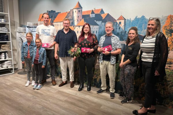Von links nach rechts: Andreas Scharinger (Gewinner des 1. Preises), Johannes Mayer (Werbering Vorstandschaft und Mode Mayer) Alina Schmid (Gewinnerin des 2. Preises), Günter Ried (Gewinner des 3. Preises), zusammen mit Anna Schleindlsperger (Blumengalerie) sowie Petra Forstpointner (1. Vorsitzenden des Werbering Burghausens bei der Preisübergabe am 21.07.2025 des Gewinnspiels "Gewinne Deinen Einkauf zurück". Fotocredit: Werbering Burghausen