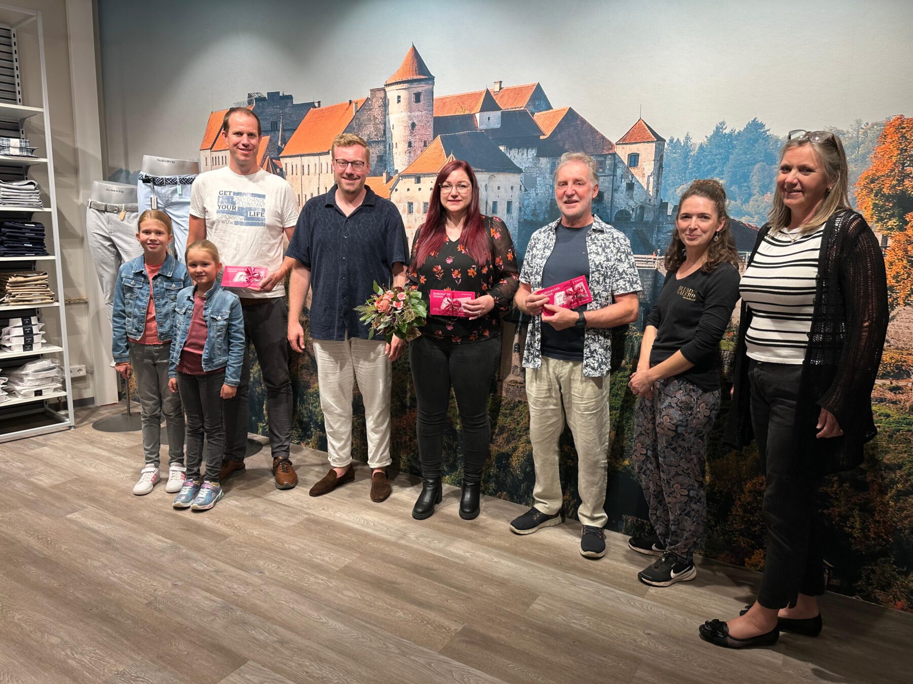 Von links nach rechts: Andreas Scharinger (Gewinner des 1. Preises), Johannes Mayer (Werbering Vorstandschaft und Mode Mayer) Alina Schmid (Gewinnerin des 2. Preises), Günter Ried (Gewinner des 3. Preises), zusammen mit Anna Schleindlsperger (Blumengalerie) sowie Petra Forstpointner (1. Vorsitzenden des Werbering Burghausens bei der Preisübergabe am 21.07.2025 des Gewinnspiels "Gewinne Deinen Einkauf zurück". Fotocredit: Werbering Burghausen