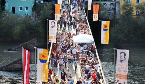 Die alte Brücke ist ein beliebter Treffpunkt. Fotocredit: Burghauser Touristik