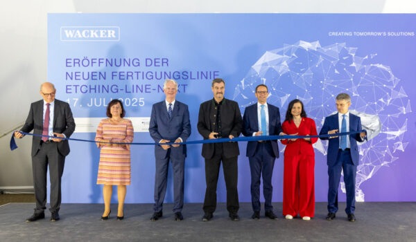 Nahmen die Etching Line Next feierlich in Betrieb (v.l.n.r.): Werkleiter Peter von Zumbusch, Parlamentarische Staatssekretärin Bärbel Kofler (BMZ), WACKER Aufsichtsratsvorsitzender Peter- Alexander Wacker, Bayerns Ministerpräsident Markus Söder, WACKER Vorstandsvorsitzender Christian Hartel, Parlamentarische Staatssekretärin Gitta Connemann (BMWE) und Polysilicon- Leiter Tobias Brandis. (Foto: Wacker Chemie AG)