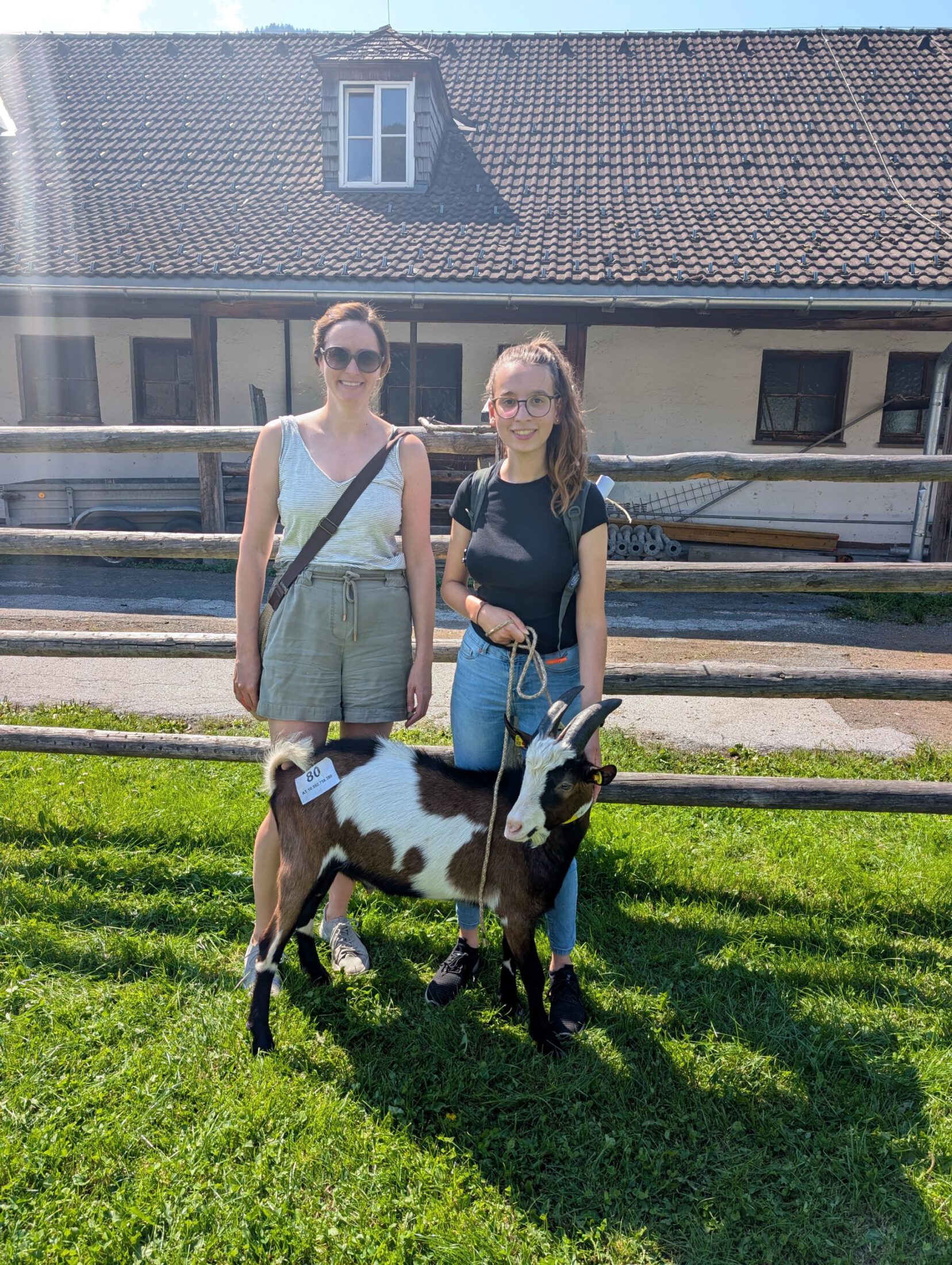 Noch jung, aber schon stattlich: Tauernschecken-Bock „Anderl“ darf ab kommenden Herbst für neuen Zicklein-Nachwuchs am Burghang sorgen. Darüber freuen sich Umweltamtleiterin Sarah Freudlsperger (l.) und FÖJ-lerin Annalena Wallner