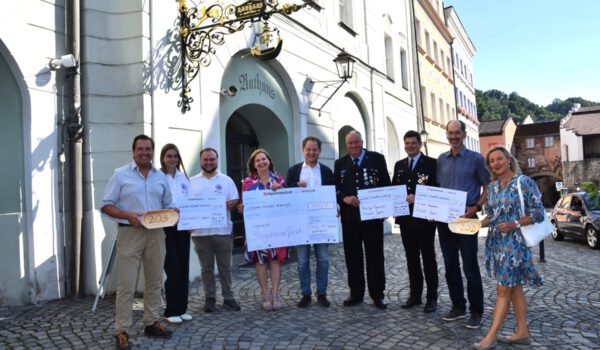 Spendenübergabe für den guten Zweck: (v.l.) Heiner Hintermeier, Rotary Club Altötting-Mühldorf, Jugendleiterin Katrin Huber und Vorsitzender Robert Mayer (beide Wasserwacht Burghausen), Sozialamtleiterin Elisabeth Rummert, Erster Bürgermeister Florian Schneider, Jugendwart Anton Maier und Markus Szehr (beide Freiwillige Feuerwehr Burghausen), Stefan Obereder (Paddler SV Wacker) sowie Annette Hopf, ehemalige Präsidentin Rotary Club Altötting-Burghausen.