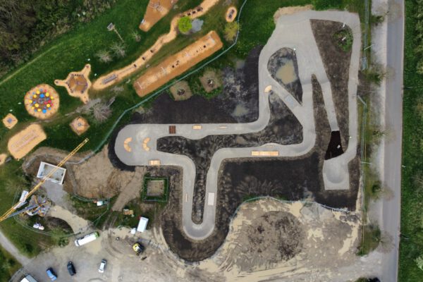 2025_08_04_Stadt_Burghausen_LEADER_Förderung_Motorikpark_Erweiterung Blick auf die damalige Baustelle von oben auf den neu angelegten Bikepark (r.), oberhalb der bereits bestehende Motorikpark.