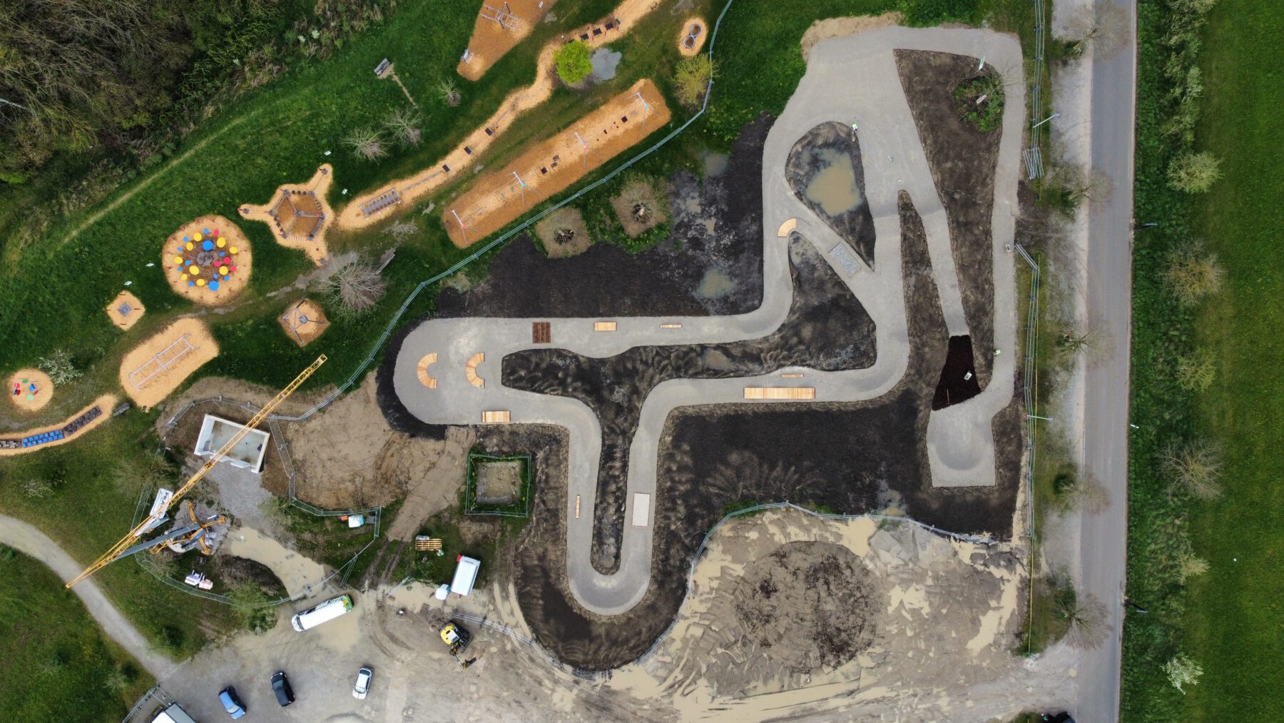 Blick auf die damalige Baustelle von oben auf den neu angelegten Bikepark (r.), oberhalb der bereits bestehende Motorikpark.