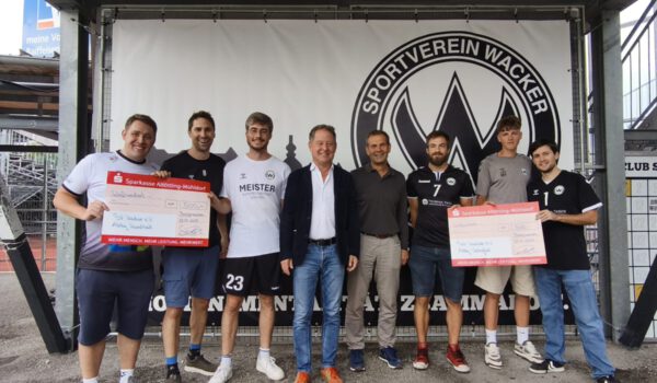 Freuten sich über die sportlichen Erfolge (von links): Alexander Langenfaß (Torwart der ersten Handballherrenmannschaft), Michael Kalchauer (Spielertrainer der ersten Handballherrenmannschaft), Thomas Reitmeier (Kapitän der ersten Handballherrenmannschaft), Erster Bürgermeister Florian Schneider, Dr. Guido Kallinger (stell. Vorsitzender des SVW und Patron Handball/Volleyball), Toni Würländer (Spielertrainer der ersten Volleyballherrenmannschaft), Marvin Hofmann (Volleyball) und Matthias Kiefer (Kapitän der ersten Volleyballherrenmannschaft). Fotocredit: SV Wacker Burghausen Handball