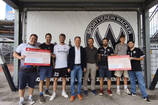2025_08_18_Stadt_Burghausen_PM_171_Sportlerehrung_SV_Wacker Freuten sich über die sportlichen Erfolge (von links): Alexander Langenfaß (Torwart der ersten Handballherrenmannschaft), Michael Kalchauer (Spielertrainer der ersten Handballherrenmannschaft), Thomas Reitmeier (Kapitän der ersten Handballherrenmannschaft), Erster Bürgermeister Florian Schneider, Dr. Guido Kallinger (stell. Vorsitzender des SVW und Patron Handball/Volleyball), Toni Würländer (Spielertrainer der ersten Volleyballherrenmannschaft), Marvin Hofmann (Volleyball) und Matthias Kiefer (Kapitän der ersten Volleyballherrenmannschaft). Fotocredit: SV Wacker Burghausen Handball