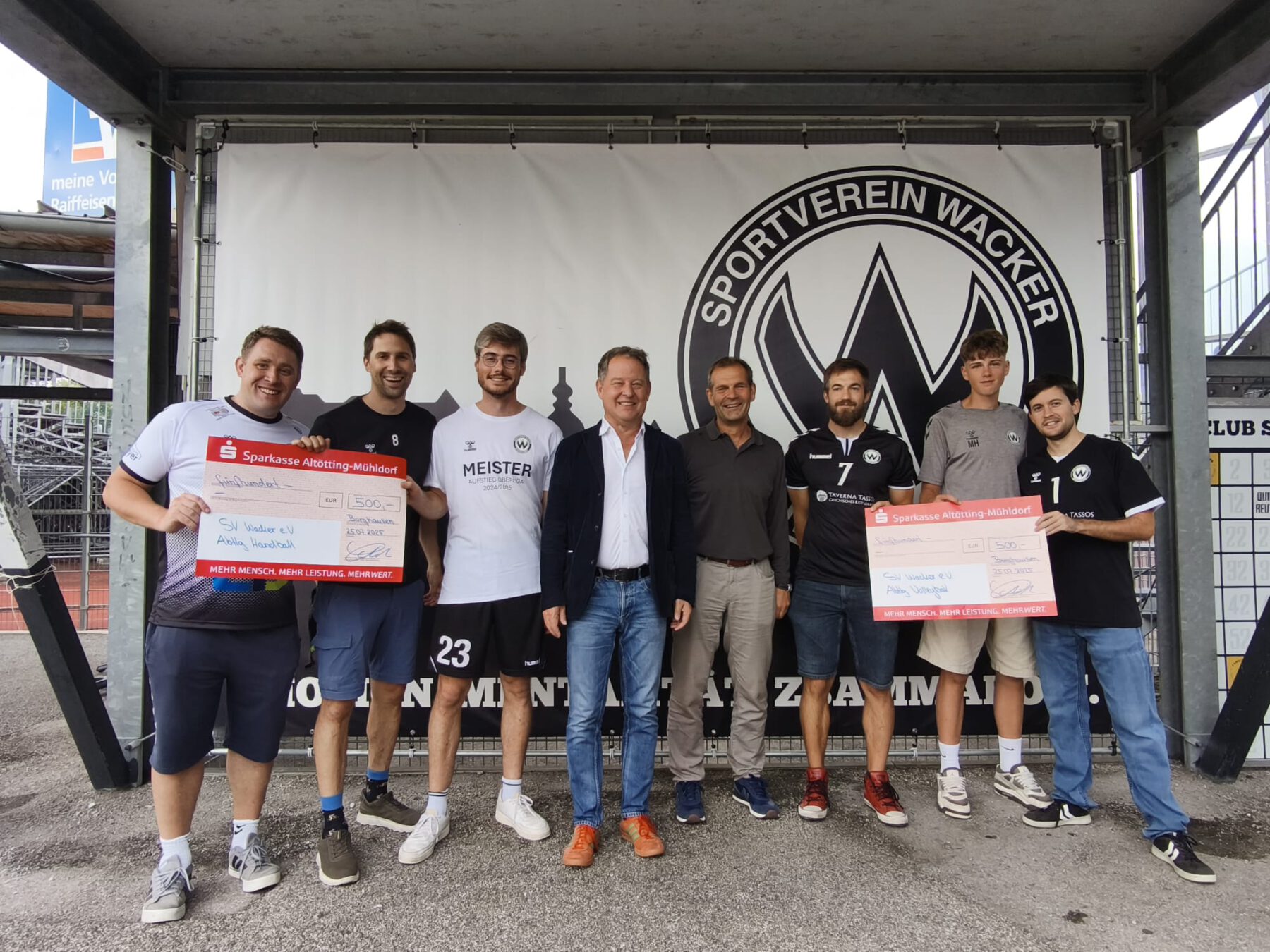 Freuten sich über die sportlichen Erfolge (von links): Alexander Langenfaß (Torwart der ersten Handballherrenmannschaft), Michael Kalchauer (Spielertrainer der ersten Handballherrenmannschaft), Thomas Reitmeier (Kapitän der ersten Handballherrenmannschaft), Erster Bürgermeister Florian Schneider, Dr. Guido Kallinger (stell. Vorsitzender des SVW und Patron Handball/Volleyball), Toni Würländer (Spielertrainer der ersten Volleyballherrenmannschaft), Marvin Hofmann (Volleyball) und Matthias Kiefer (Kapitän der ersten Volleyballherrenmannschaft). Fotocredit: SV Wacker Burghausen Handball