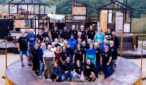 Das ist das Team Helmbrecht 2025: Gruppenbild (fast) aller Helferinnen und Helfer, die mit ihrer ehrenamtlichen Arbeit das Festspielerlebnis Helmbrecht im Festjahr ermöglicht haben.