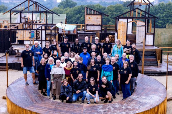 Das ist das Team Helmbrecht 2025: Gruppenbild (fast) aller Helferinnen und Helfer, die mit ihrer ehrenamtlichen Arbeit das Festspielerlebnis Helmbrecht im Festjahr ermöglicht haben.