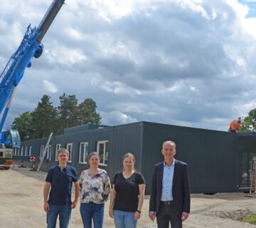 Professor Dr  Dominik Pentlehner und Professorin Dr  Ing  Manuela List (Dekan und Prodekanin der Fakultät für Chemische Technologie und Wirtschaft) mit Projektmanagerin Katharina Haugeneder und Dr  Christian Hackl, Geschäftsführer der Campus Burghausen GmbH  Bild: Markus Koch