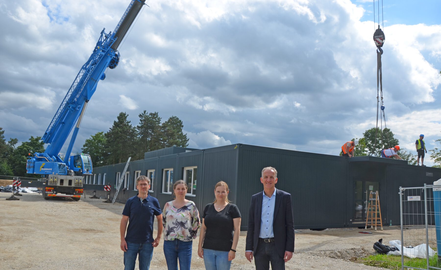 Professor Dr. Dominik Pentlehner und Professorin Dr.-Ing. Manuela List (Dekan und Prodekanin der Fakultät für Chemische Technologie und Wirtschaft) mit Projektmanagerin Katharina Haugeneder und Dr. Christian Hackl, Geschäftsführer der Campus Burghausen GmbH. Bild: Markus Koch