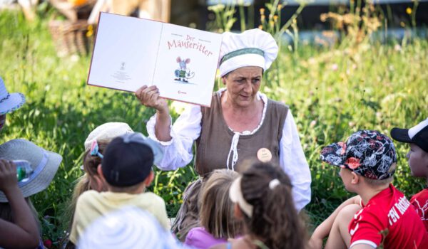 Sabine Sommer liest im Helmbrecht-Biergarten Märchen für Kinder vor. 12.08.2025 Foto Manuela Fuchs
