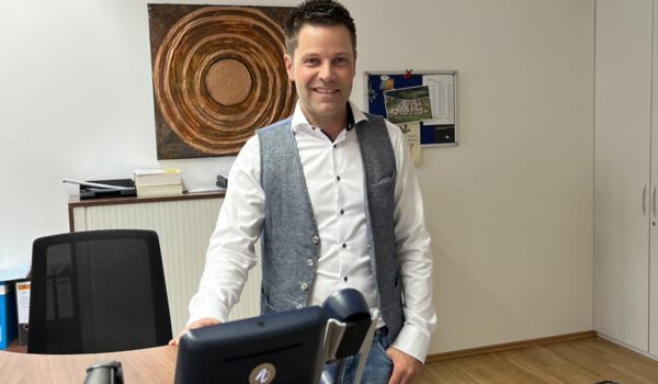 Matthias Pangerl, neuer Leiter der städtischen Finanzabteilung, an seinem Arbeitsplatz in der Stadtverwaltung im Rathaus.