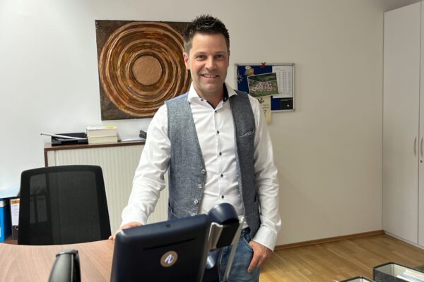 Matthias Pangerl III FC Steffi Sammet Matthias Pangerl, neuer Leiter der städtischen Finanzabteilung, an seinem Arbeitsplatz in der Stadtverwaltung im Rathaus.