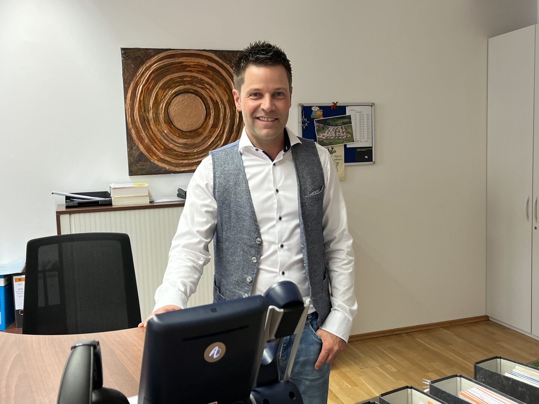 Matthias Pangerl, neuer Leiter der städtischen Finanzabteilung, an seinem Arbeitsplatz in der Stadtverwaltung im Rathaus.