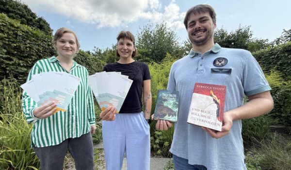 Christin Moll, Leiterin Stadtbibliothek, (Mitte) möchte zusammen mit Veronika Alfranseder, Leiterin Seniorenbüro Burghausen den mobilen Bibliotheksdienst wieder ankurbeln. Dafür werden Ehrenamtliche gesucht. Beim Fototermin unterstützt hat Lehrer und Praktikant in der Stadtbibliothek Martin Hammerl, der als Germanist die Bücher halten sollte. Fotocredit: Stadt Burghausen / Königseder