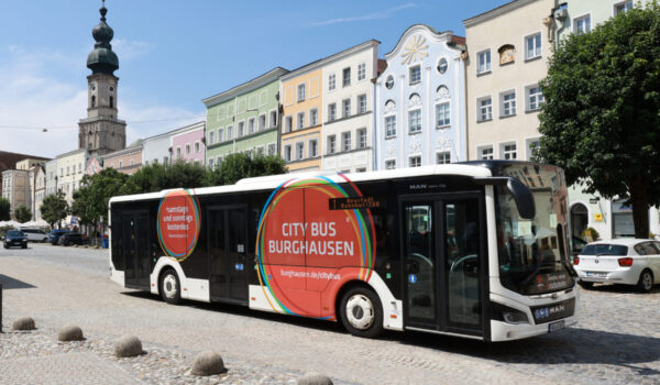City-Bus in Burghausen am Stadtplatz. © Nixdorf City-Bus in Burghausen am Stadtplatz. © Nixdorf