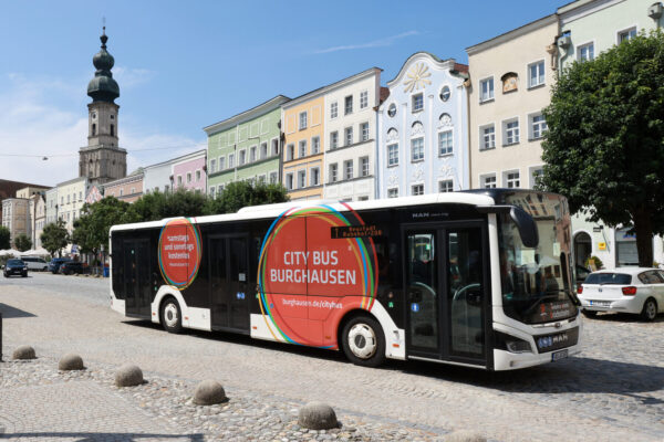 City-Bus in Burghausen am Stadtplatz. © Nixdorf City-Bus in Burghausen am Stadtplatz. © Nixdorf
