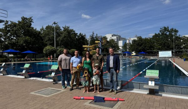 Erster Bürgermeister Florian Schneider (v.r.) begrüßte die Burghauser Familie Rene Kreil sowie Julia Resch mit den Kindern Luca und Jonas. Bäderleiter Stefan Sajdak und Florian Moser überreichten dem 100.000 Badegast einen Gutschein sowie Ringe zum Auftauchen, eine Poolnudel und für die Mama einen Blumenstrauß. © Bäder Burghausen
