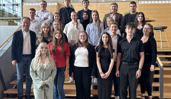 PM_1er_Ehrung_Abschluss_2025 Erster Bürgermeister Florian Schneider (2. Reihe links)) mit den Burghauserinnen und Burghausern, die die Schule oder ihre Ausbildung in diesem Jahr mit einem sehr guten Notendurchschnitt abgeschlossen haben