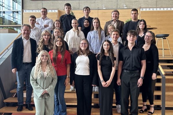Erster Bürgermeister Florian Schneider (2. Reihe links)) mit den Burghauserinnen und Burghausern, die die Schule oder ihre Ausbildung in diesem Jahr mit einem sehr guten Notendurchschnitt abgeschlossen haben