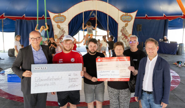 Spendenscheckübergabe im Zirkuszelt (v.l.): WACKER-Werkleiter Peter von Zumbusch, Marcel Anslinger, David Broz, ProPräventiv-Vorsitzende Waltraud Himpsl-Philibert, Hannes Schwankner sowie 1. Bürgermeister Florian Schneider (Quelle: Wacker Chemie AG)