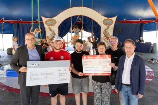 Spendenscheckübergabe im Zirkuszelt (v.l.): WACKER-Werkleiter Peter von Zumbusch, Marcel Anslinger, David Broz, ProPräventiv-Vorsitzende Waltraud Himpsl-Philibert, Hannes Schwankner sowie 1. Bürgermeister Florian Schneider (Quelle: Wacker Chemie AG)