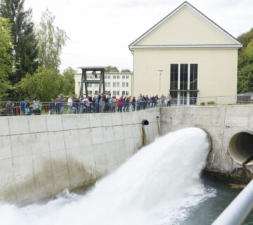 Hauptattraktion bei der Besichtigungstour der Alzwerke ist der Leerschuss (Quelle: Wacker Chemie AG)