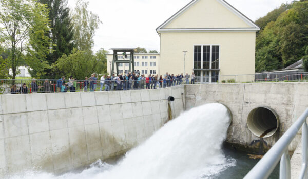 Hauptattraktion bei der Besichtigungstour der Alzwerke ist der Leerschuss (Quelle: Wacker Chemie AG)