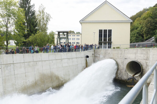 Hauptattraktion bei der Besichtigungstour der Alzwerke ist der Leerschuss (Quelle: Wacker Chemie AG)