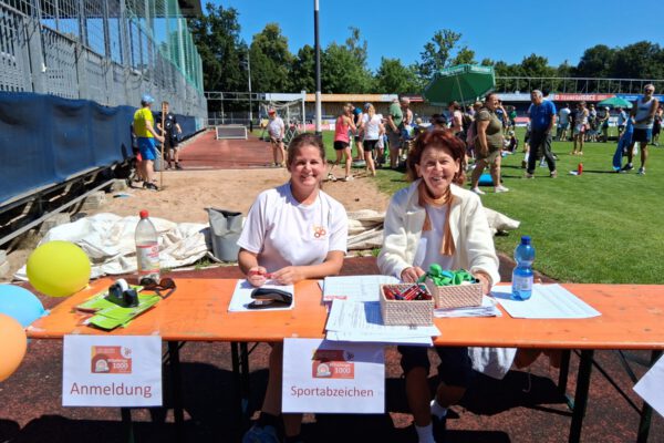 Beim Sportabzeichentag im Rahmen des SV Wacker-Sommerfests am 19. Juli saß BLSV-Sportabzeichenreferentin Ulrike Stowasser (l.) selbst bei der Anmeldung – die Teilnehmerzahlen an diesem Tag waren ein Rekord. Nun hoffen alle Beteiligten auf das Erreichen des 1000er-Ziels. Fotocredit: Stadt Burghausen/tg