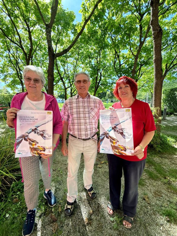 Claudia Lauermann (v.l.), Georg Prantl und Beate Öztürk haben alle Angehörige, die von Demenz betroffen sind bzw. waren. Sie bilden sozusagen mit einem kleinen Team den Kopf der Selbsthilfegruppe. Zwischen zehn und zwölf Personen kommen zu den monatlichen Treffen. Bei den Treffen steht der Austausch im Fokus, aber auch der Trost und die Beratung, etwa zu der Frage, kann ich meinen Angehörigen ins Pflegeheim geben? 