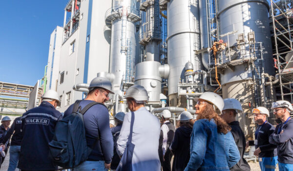 Ein Blick hinter die Werktore in die Produktionsanlagen (Quelle: Wacker Chemie)